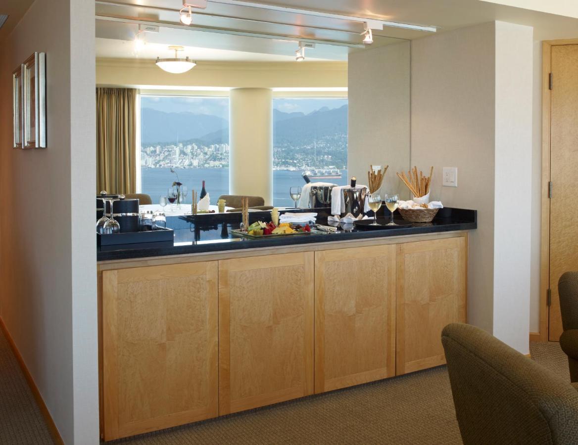 Panorama-Zimmer mti Kingsize-Bett und Blick auf den Hafen